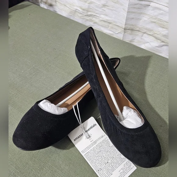 Amazon Essentials Women's Classic Black Suede Flats - Picture 2 of 4